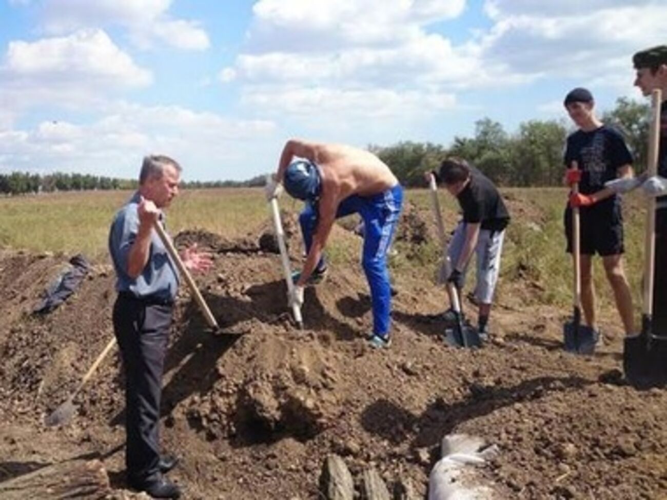 На въездах в Мариуполь добровольцы укрепляют позиции