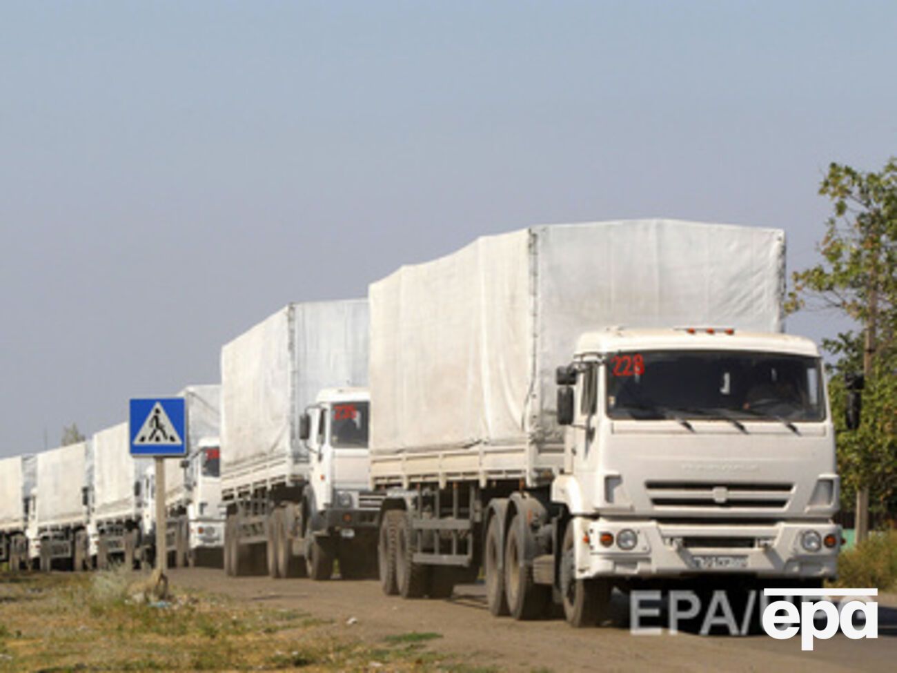 "КамАЗы" остановились у пункта пропуска "Донецк" в Ростовской области