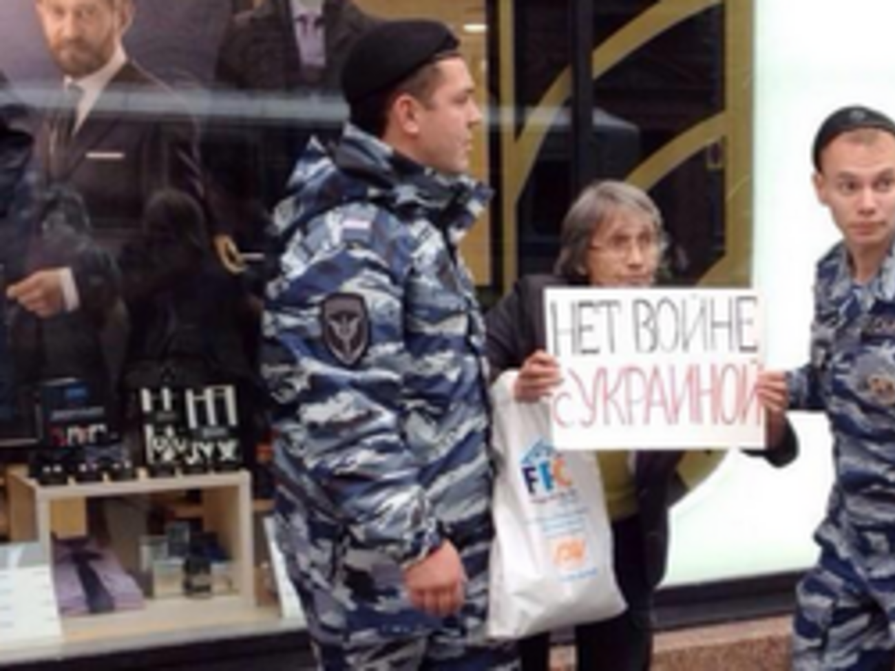 В Москве прошла серия одиночных пикетов против войны с Украиной. Фоторепортаж