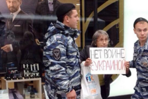 В Москве прошла серия одиночных пикетов против войны с Украиной. Фоторепортаж