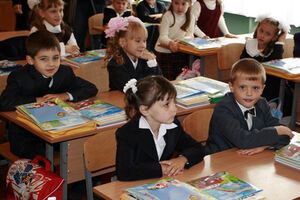 Первого сентября в школу пойдут 438 тысяч первоклассников, для детей из зоны АТО начало учебного года перенесено