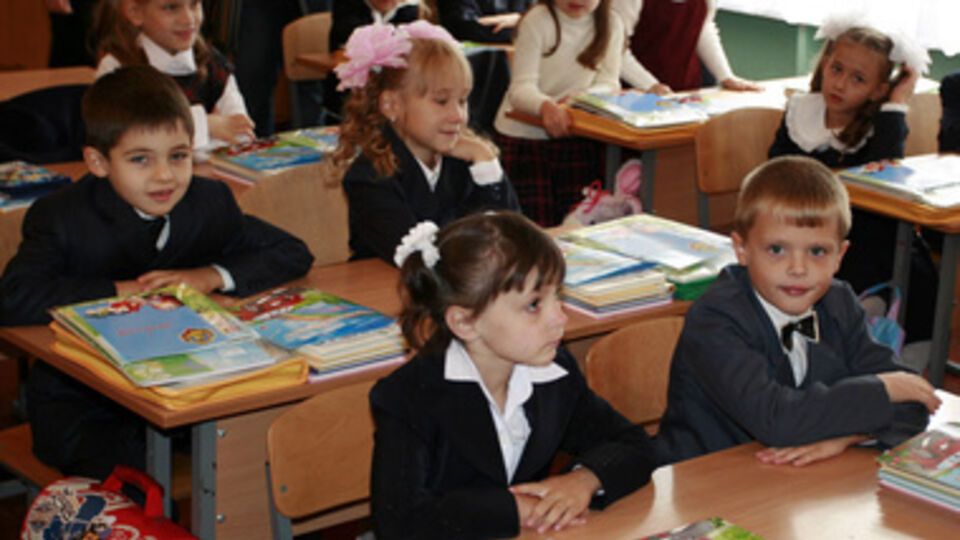 Первого сентября в школу пойдут 438 тысяч первоклассников, для детей из зоны АТО начало учебного года перенесено