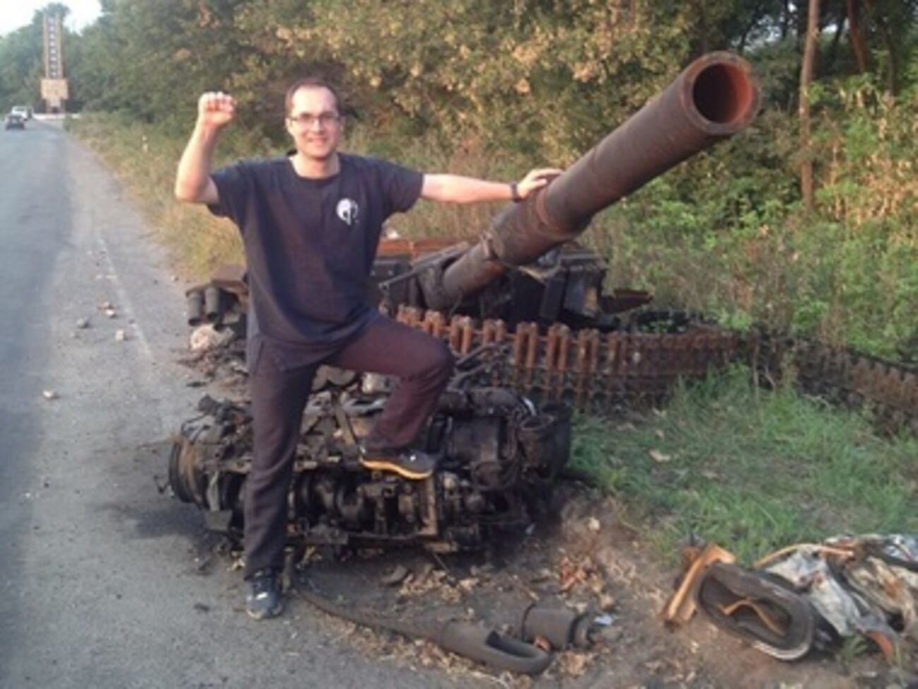 Бутусов рассказывает, что российская армия занимает оборону непосредственно в городах