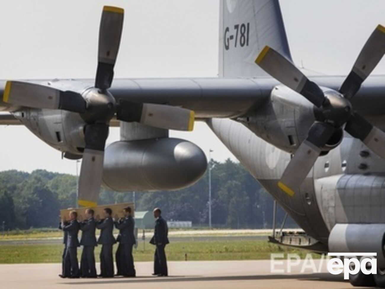 В Эйндховен отправили еще один самолет с останками жертв сбитого самолета