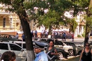 Здание областного управления МВД усиленно охраняют