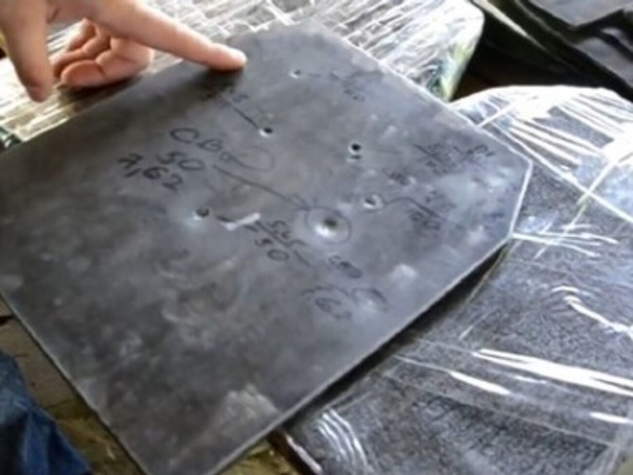 Девятикратное попадание в одну точку из винтовки Драгунова не пробивает пластину