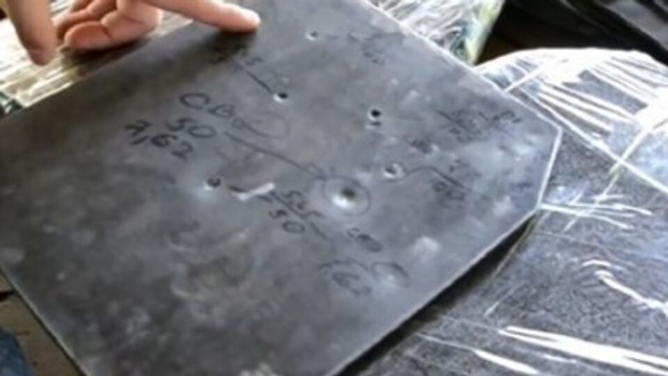 Девятикратное попадание в одну точку из винтовки Драгунова не пробивает пластину