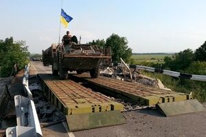 Военные инженеры починили взорванный мост в районе Северодонецка