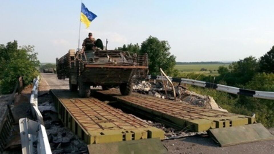Военные инженеры починили взорванный мост в районе Северодонецка