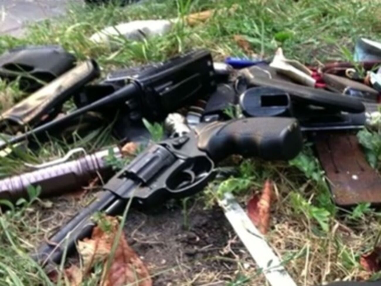 Оружие, отобранное у захватчиков кафе