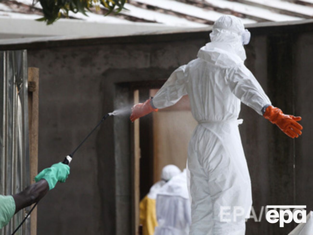 Медики в Либерии работают в защитных костюмах и обрабатывают их дезинфицирующими средствами