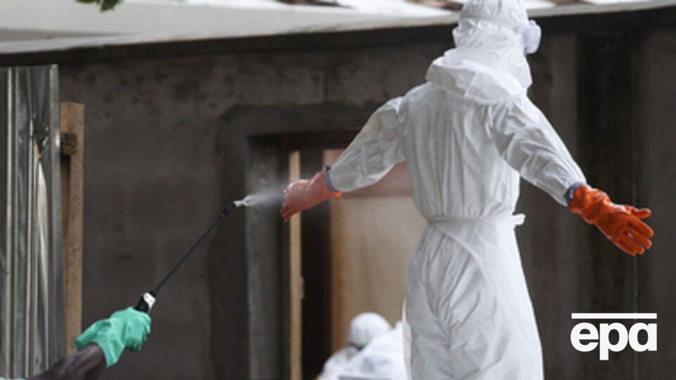 Медики в Либерии работают в защитных костюмах и обрабатывают их дезинфицирующими средствами