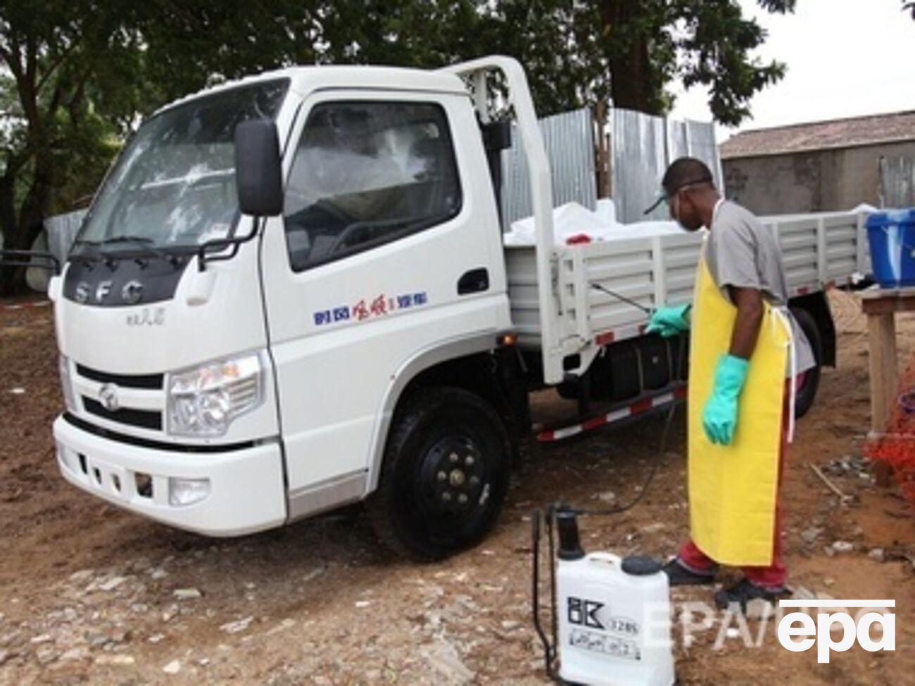 В западной Африке проводят мероприятия по дезинфекции