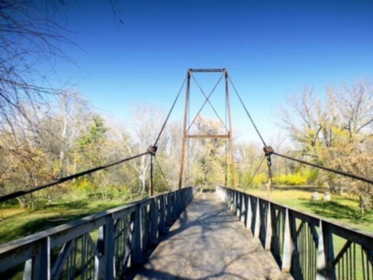 По некоторым данным, мост подорван террористами, чтобы перекрыть обломками технологическую дорогу между ветками канала