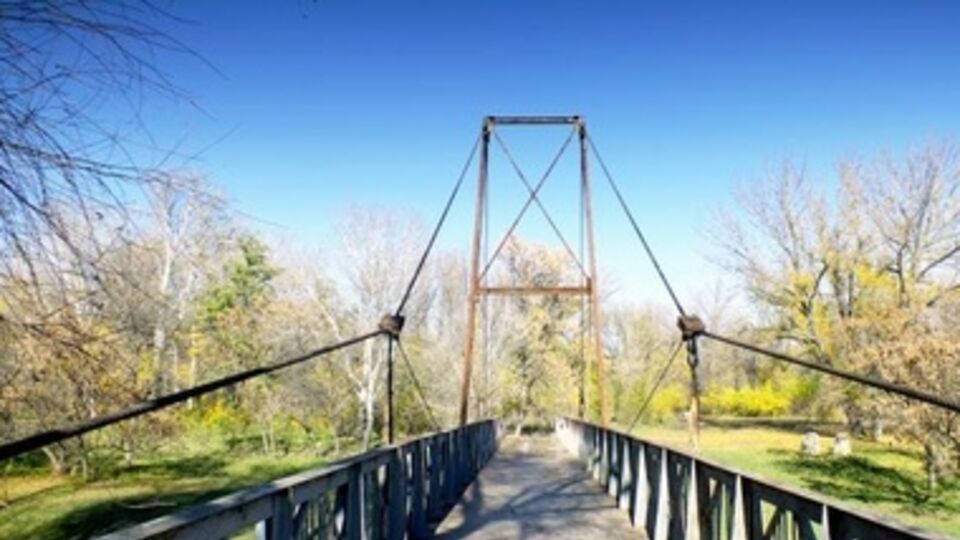 По некоторым данным, мост подорван террористами, чтобы перекрыть обломками технологическую дорогу между ветками канала