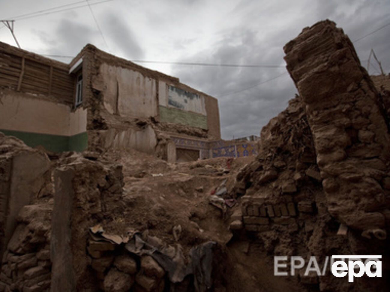 В результате землетрясения число жертв достигло 381, разрушены здания