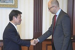 Министр экономики, торговли и промышленности Японии Тошимитсу Мотеги и премьер-министр Украины Арсений Яценюк