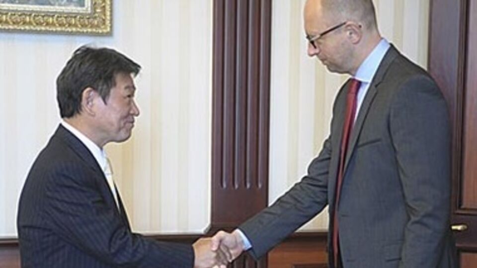 Министр экономики, торговли и промышленности Японии Тошимитсу Мотеги и премьер-министр Украины Арсений Яценюк