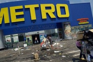 На фото --- разгромленный гипермаркет в Донецке
