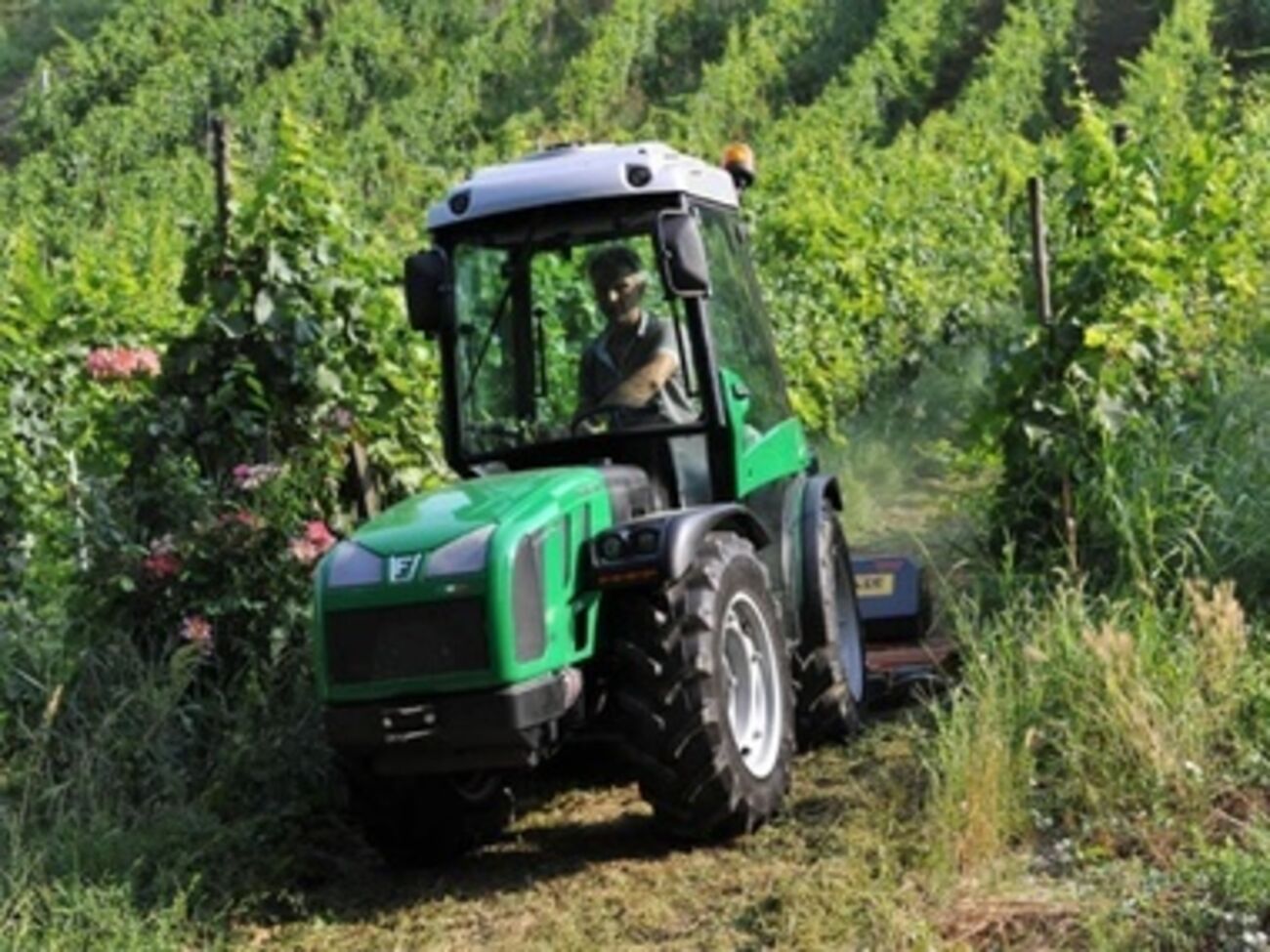 В некоторых поселках цепь из техники растянулась на два километра