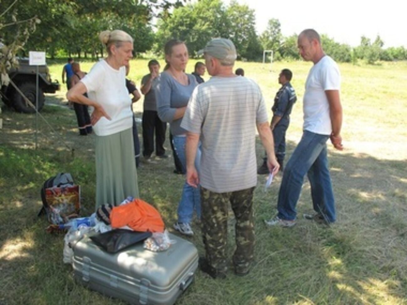 Люди живут на территории школьного стадиона