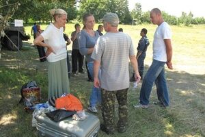 Люди живут на территории школьного стадиона