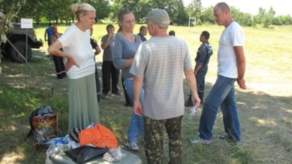 Люди живут на территории школьного стадиона