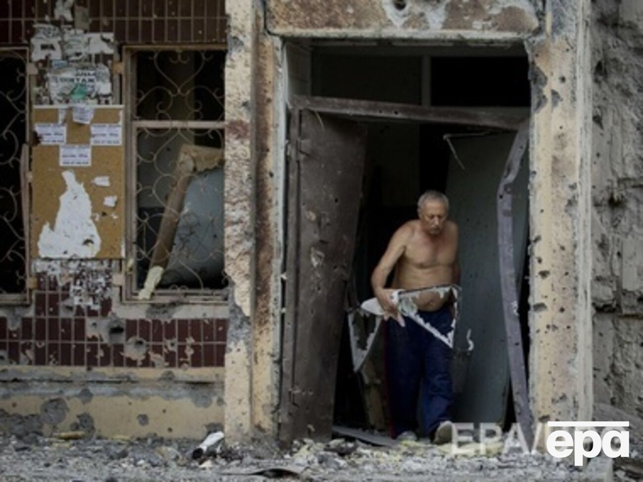 Одно из поврежденных зданий в Донецке