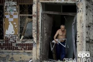 Одно из поврежденных зданий в Донецке