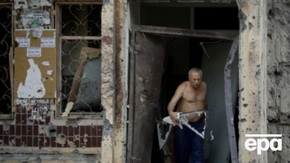 Одно из поврежденных зданий в Донецке