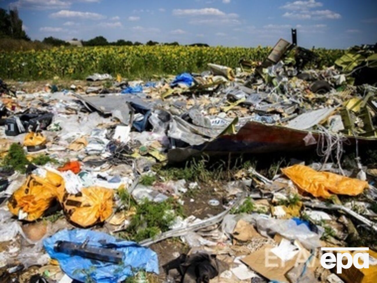 Эксперты работают на месте крушения