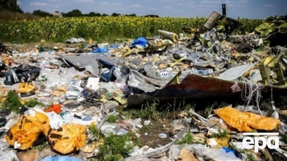 Эксперты работают на месте крушения