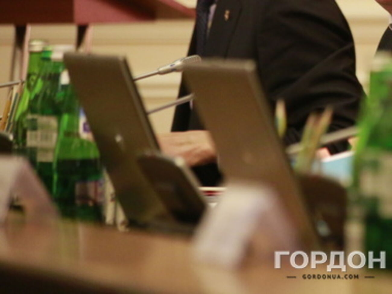 Чиновников лишат доплат и привилегий