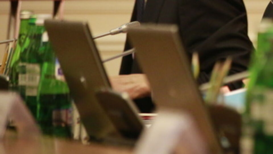 Чиновников лишат доплат и привилегий