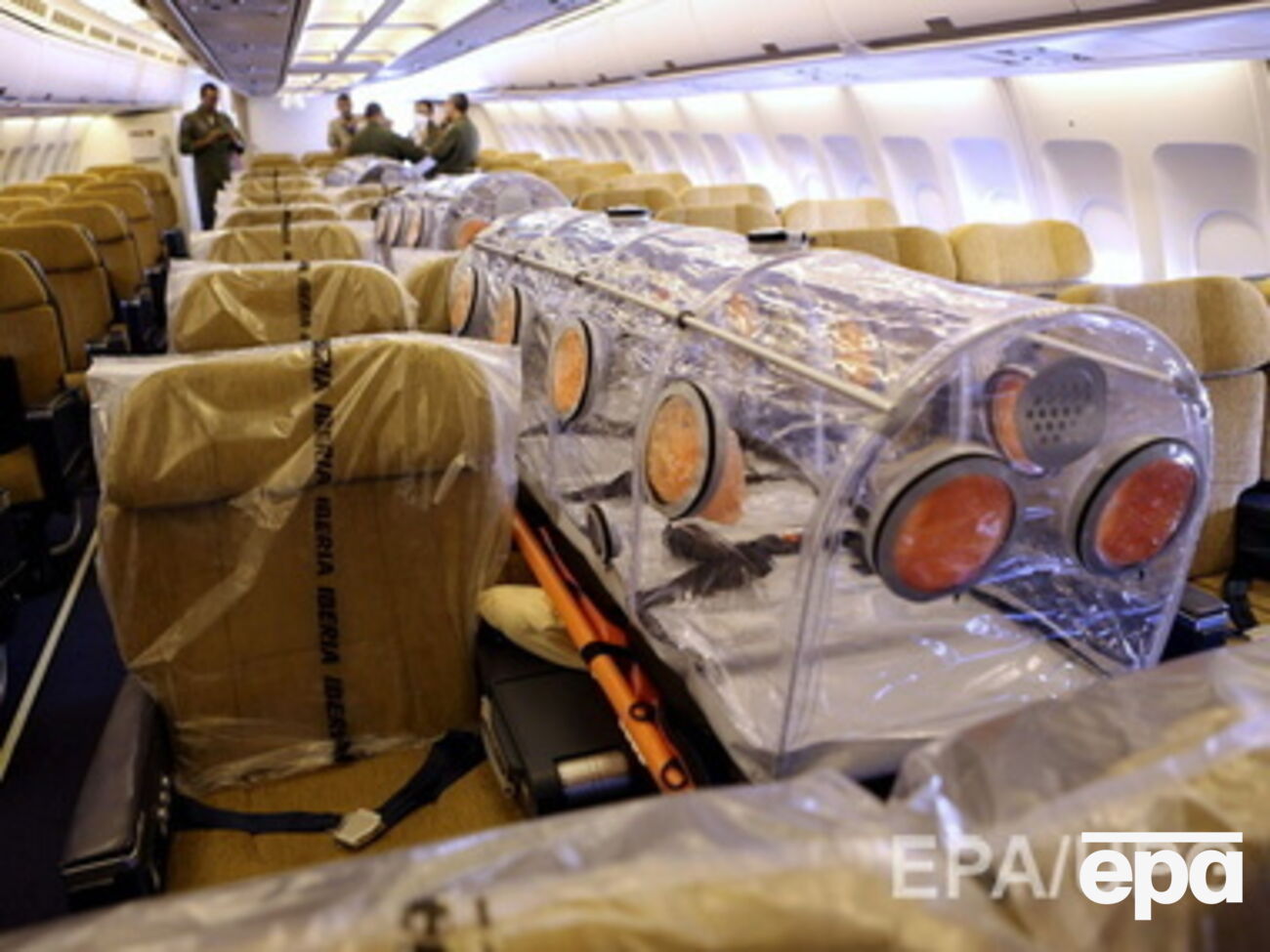 Испания направила в Либерию медицинский самолет, чтобы забрать больного вирусом священника