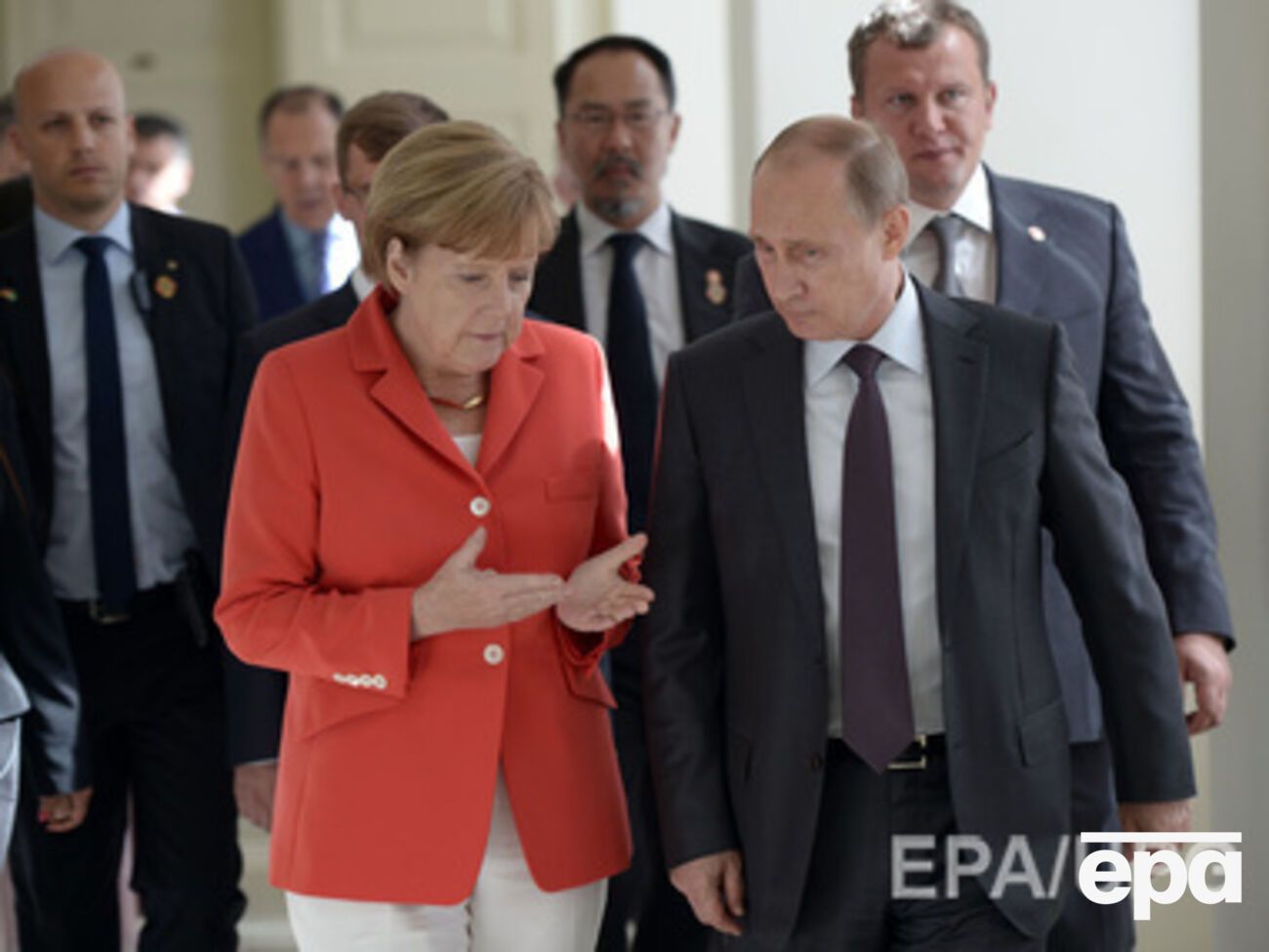 Путин и Меркель условились продолжить диалог по украинской проблематике на различных уровнях