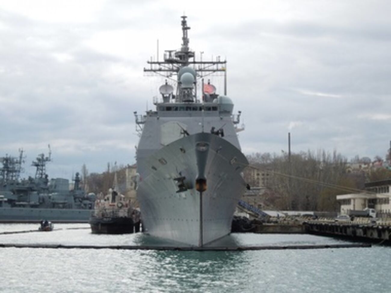 Крейсер оснащен 26 крылатыми ракетами "Томагавк"