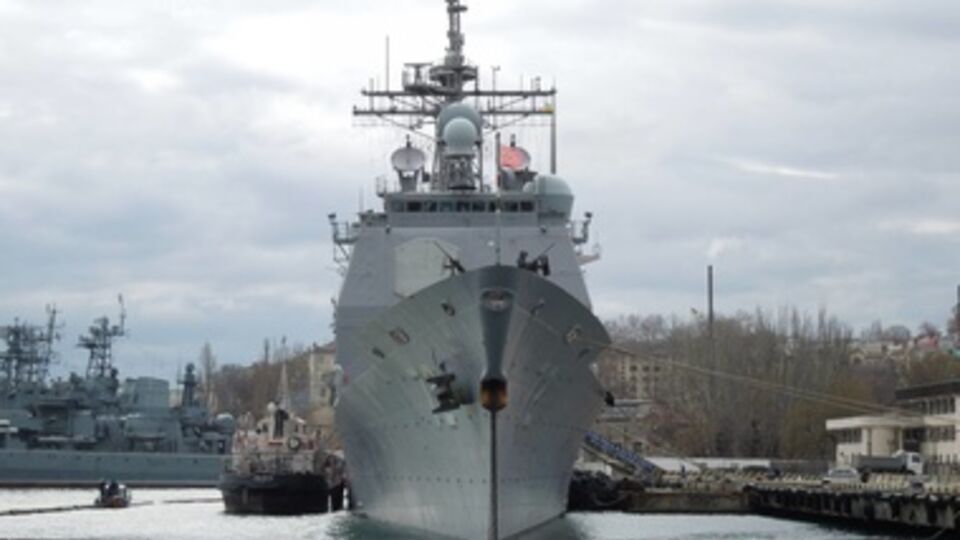 Крейсер оснащен 26 крылатыми ракетами "Томагавк"