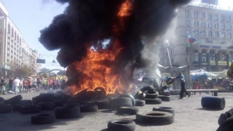 На Майдане опять зажгли шины