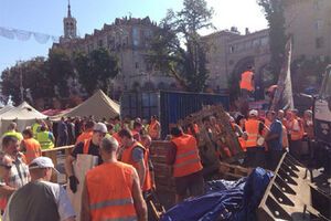 Майдановцы подожгли шины в знак протеста против очистки центра столицы от баррикад