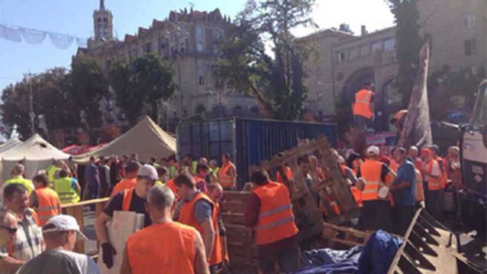 Майдановцы подожгли шины в знак протеста против очистки центра столицы от баррикад