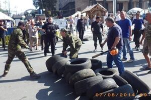 Присутствующие на Майдане протестуют против уборки баррикад