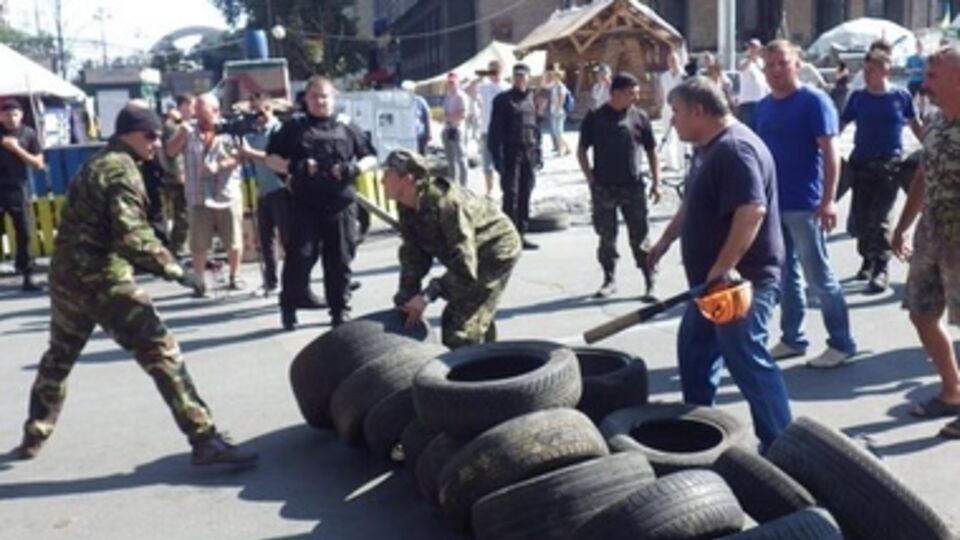 Присутствующие на Майдане протестуют против уборки баррикад