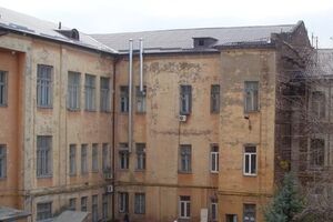 В здание больницы попал снаряд