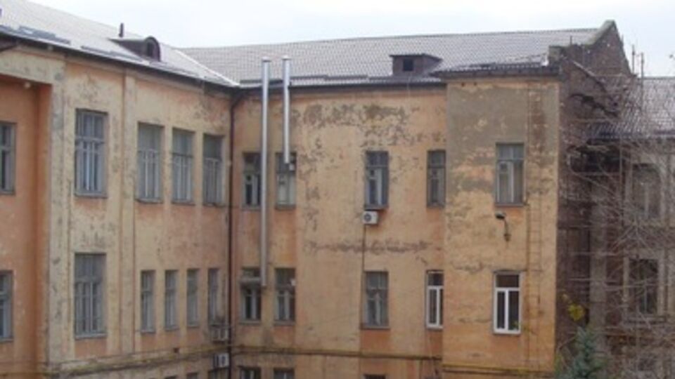 В здание больницы попал снаряд