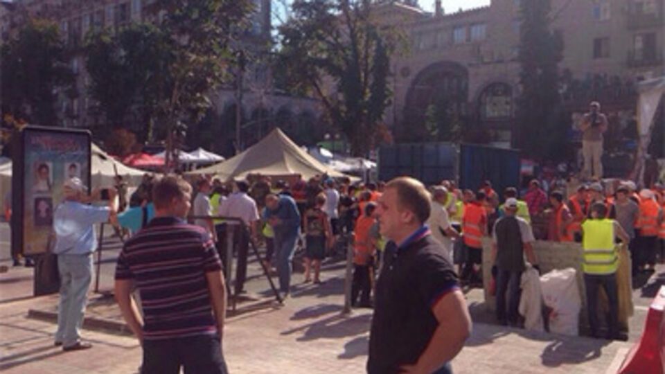 Коммунальщиков оттеснили из палаточного городка