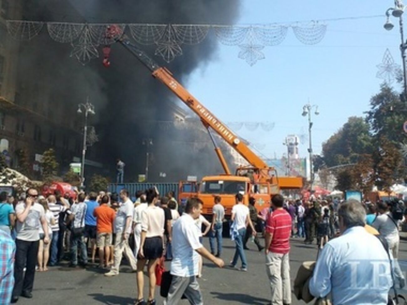 Коммунальщики убрали часть палаток в центре Киева