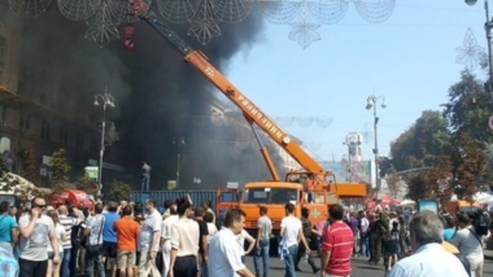 Коммунальщики убрали часть палаток в центре Киева