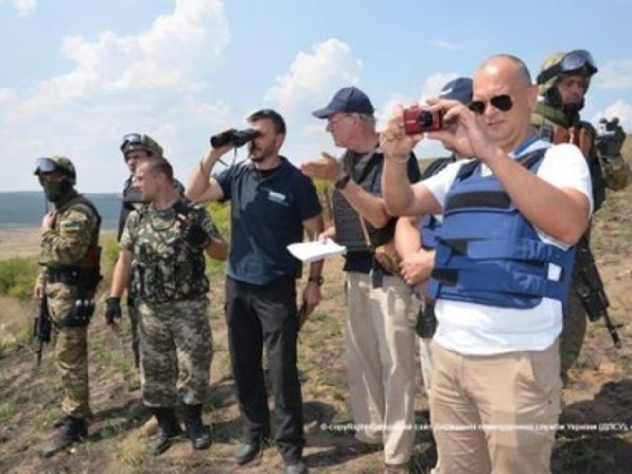 Пограничники показывают наблюдателям ОБСЕ результаты обстрела