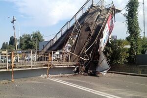 Груз машины оказался выше моста